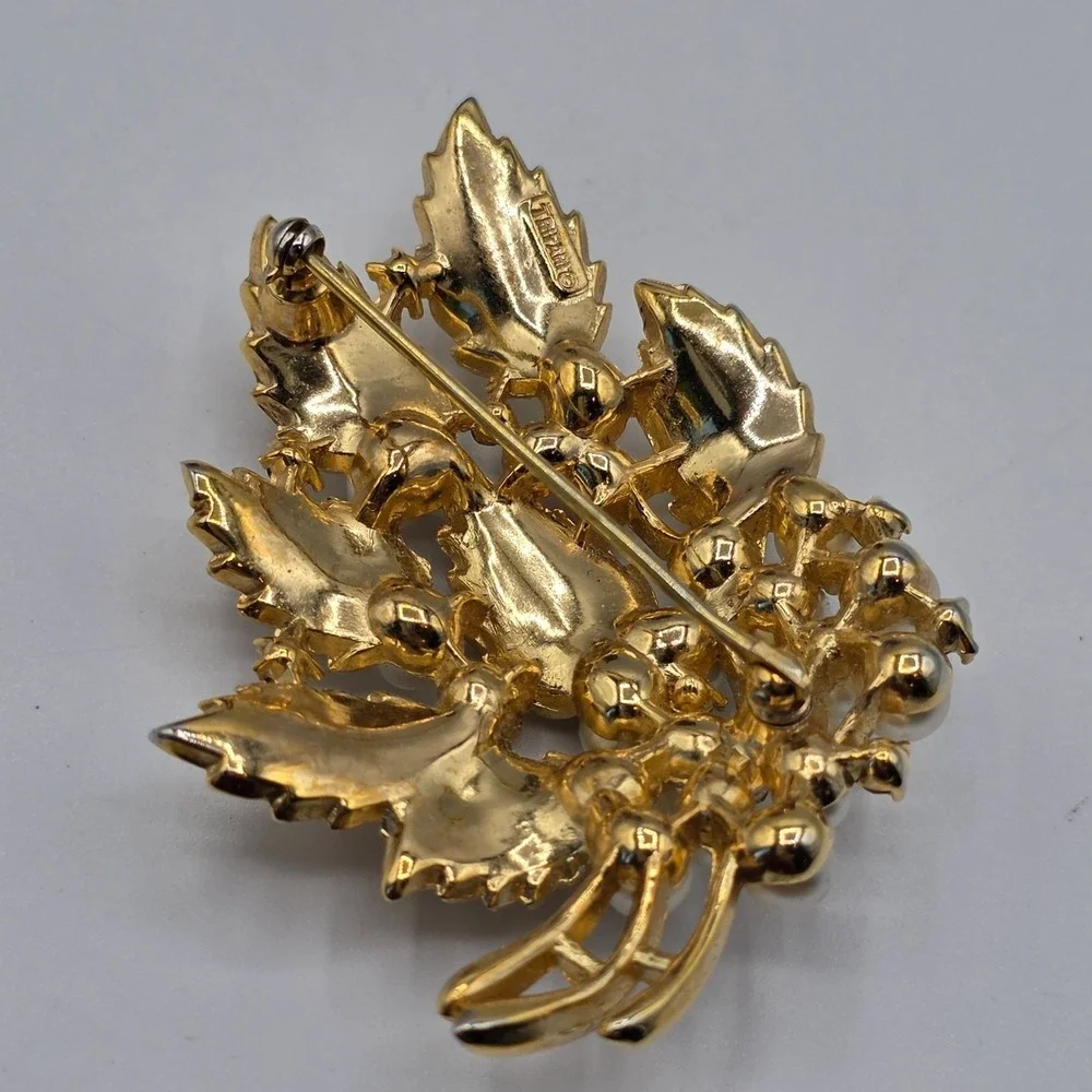 Crown Trifari Leaf Pearl Rhinestone Brooch Pin Vintage Gold‎ Tone Mid Century